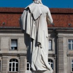 Schiller-Denkmal in Berlin-Mitte auf dem Gendarmenmarkt von Reinhold Begas, Detailansicht der Standfigur Schillers