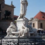 Schiller-Denkmal in Berlin-Mitte auf dem Gendarmenmarkt von Reinhold Begas, Gesamtansicht
