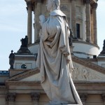 Schiller-Denkmal in Berlin-Mitte auf dem Gendarmenmarkt von Reinhold Begas, Detailansicht der Standfigur Schillers