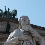 Schiller-Denkmal in Berlin-Mitte auf dem Gendarmenmarkt von Reinhold Begas, Detailansicht der Standfigur Schillers