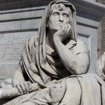 Schiller-Denkmal in Berlin-Mitte auf dem Gendarmenmarkt von Reinhold Begas, Detailansicht von der Sockelfigur "Philosophie"