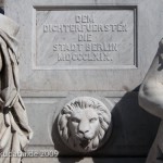 Schiller-Denkmal in Berlin-Mitte auf dem Gendarmenmarkt von Reinhold Begas, Detailansicht vom Sockel