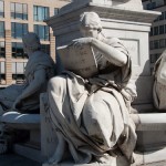 Schiller-Denkmal in Berlin-Mitte auf dem Gendarmenmarkt von Reinhold Begas, Detailansicht von der Sockelfigur "Geschichte"