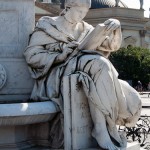 Schiller-Denkmal in Berlin-Mitte auf dem Gendarmenmarkt von Reinhold Begas, Detailansicht von der Sockelfigur "Geschichte"