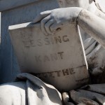 Schiller-Denkmal in Berlin-Mitte auf dem Gendarmenmarkt von Reinhold Begas, Detailansicht von Sockelfigur