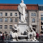 Schiller-Denkmal in Berlin-Mitte auf dem Gendarmenmarkt von Reinhold Begas, Gesamtansicht