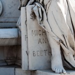 Schiller-Denkmal in Berlin-Mitte auf dem Gendarmenmarkt von Reinhold Begas, Detailansicht von Sockelfigur