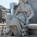 Schiller-Denkmal in Berlin-Mitte auf dem Gendarmenmarkt von Reinhold Begas, Detailansicht von der Sockelfigur "Drama"