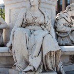 Schiller-Denkmal in Berlin-Mitte auf dem Gendarmenmarkt von Reinhold Begas, Detailansicht von der Sockelfigur "Drama"