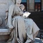 Schiller-Denkmal in Berlin-Mitte auf dem Gendarmenmarkt von Reinhold Begas, Detailansicht von der Sockelfigur "Drama"