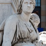 Schiller-Denkmal in Berlin-Mitte auf dem Gendarmenmarkt von Reinhold Begas, Detailansicht von der Sockelfigur "Drama"