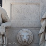 Schiller-Denkmal in Berlin-Mitte auf dem Gendarmenmarkt von Reinhold Begas, Detailansicht vom Sockel