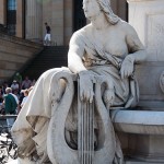 Schiller-Denkmal in Berlin-Mitte auf dem Gendarmenmarkt von Reinhold Begas, Detailansicht von der Sockelfigur "Lyrik"