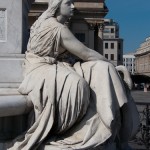 Schiller-Denkmal in Berlin-Mitte auf dem Gendarmenmarkt von Reinhold Begas, Detailansicht von Sockelfigur