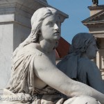 Schiller-Denkmal in Berlin-Mitte auf dem Gendarmenmarkt von Reinhold Begas, Detailansicht von Sockelfigur