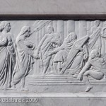 Schiller-Denkmal in Berlin-Mitte auf dem Gendarmenmarkt von Reinhold Begas, Detailansicht vom Sockel