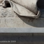 Schiller-Denkmal in Berlin-Mitte auf dem Gendarmenmarkt von Reinhold Begas, Detailansicht von der Signatur