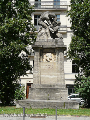 Denkmal Rudolf Virchow auf dem Karlplatz in Berlin-Mitte von Fritz Klimsch, Gesamtansicht