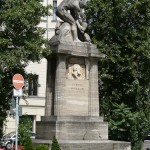 Denkmal Rudolf Virchow auf dem Karlplatz in Berlin-Mitte von Fritz Klimsch, Gesamtansicht