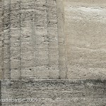 Denkmal Rudolf Virchow auf dem Karlplatz in Berlin-Mitte von Fritz Klimsch, Detailansicht des Materials