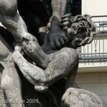 Denkmal Rudolf Virchow auf dem Karlplatz in Berlin-Mitte von Fritz Klimsch, Detailansicht der Skulptur