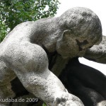 Denkmal Rudolf Virchow auf dem Karlplatz in Berlin-Mitte von Fritz Klimsch, Detailansicht der Skulptur