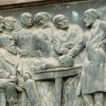 Denkmal Rudolf Virchow auf dem Karlplatz in Berlin-Mitte von Fritz Klimsch, Detailansicht der Rückseite des Sockels