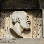 Denkmal Rudolf Virchow auf dem Karlplatz in Berlin-Mitte von Fritz Klimsch, Detailansicht des Sockels mit dem Porträt Virchows