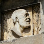 Denkmal Rudolf Virchow auf dem Karlplatz in Berlin-Mitte von Fritz Klimsch, Detailansicht des Sockels mit dem Porträt Virchows