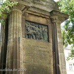 Denkmal Rudolf Virchow auf dem Karlplatz in Berlin-Mitte von Fritz Klimsch, Detailansicht der Rückseite des Sockels