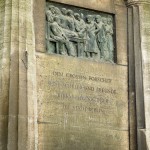 Denkmal Rudolf Virchow auf dem Karlplatz in Berlin-Mitte von Fritz Klimsch, Detailansicht der Rückseite des Sockels