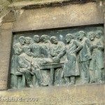 Denkmal Rudolf Virchow auf dem Karlplatz in Berlin-Mitte von Fritz Klimsch, Detailansicht der Rückseite des Sockels