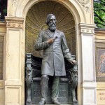 Denkmal Albrecht von Graefe in Berllin-Mitte von 1881, Gesamtansicht der Standfigur