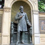 Denkmal Albrecht von Graefe in Berllin-Mitte von 1881, Gesamtansicht der Standfigur