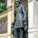 Denkmal Albrecht von Graefe in Berllin-Mitte von 1881, Gesamtansicht der Standfigur
