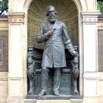 Denkmal Albrecht von Graefe in Berllin-Mitte von 1881, Gesamtansicht der Standfigur