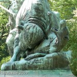 Denkmal "Altgermanische Wisentjagd" im Großen Tiergarten von Fritz Schaper, Detailansicht der Skulptur, Wisent und Hund