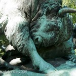 Denkmal "Altgermanische Wisentjagd" im Großen Tiergarten von Fritz Schaper, Detailansicht der Skulptur, Wisent