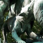 Denkmal "Altgermanische Wisentjagd" im Großen Tiergarten von Fritz Schaper, Detailansicht der Skulptur, Hund
