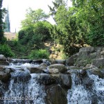 Kreuzberg-Denkmal in Berlin-Kreuzberg, Detailansicht vom künstlichen Wasserfall