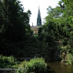 Kreuzberg-Denkmal in Berlin-Kreuzberg, Detailansicht vom künstlichen Wasserfall