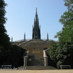 Kreuzberg-Denkmal, Gesamtansicht, von unterhalb des Sockels gesehen