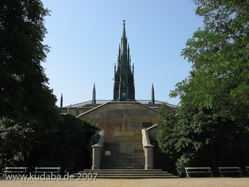 Kreuzberg-Denkmal, Gesamtansicht, von unterhalb des Sockels gesehen