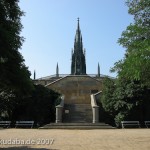 Kreuzberg-Denkmal, Gesamtansicht, von unterhalb des Sockels gesehen