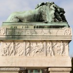 Grabmal von Gerhard Johann David von Scharnhorst auf dem Invalidenfriedhof in Berlin-Mitte, Detailansicht der Löwenskulptur mit Sockelrelief