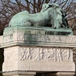 Grabmal von Gerhard Johann David von Scharnhorst auf dem Invalidenfriedhof in Berlin-Mitte, Detailansicht der Löwenskulptur mit Sockelrelief