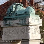 Grabmal von Gerhard Johann David von Scharnhorst auf dem Invalidenfriedhof in Berlin-Mitte, Detailansicht der Löwenskulptur mit Sockelrelief