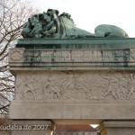 Grabmal von Gerhard Johann David von Scharnhorst auf dem Invalidenfriedhof in Berlin-Mitte, Detailansicht der Löwenskulptur mit Sockelrelief