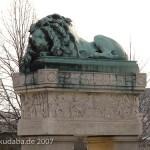 Grabmal von Gerhard Johann David von Scharnhorst auf dem Invalidenfriedhof in Berlin-Mitte, Detailansicht der Löwenskulptur mit Sockelrelief