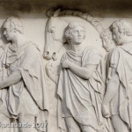 Grabmal von Gerhard Johann David von Scharnhorst auf dem Invalidenfriedhof in Berlin-Mitte, Detailansicht des Sockelreliefs